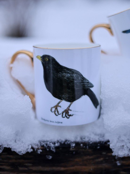 Pavāru mājas porcelāna krūze ar apzeltijumu- Melnais meža strazds