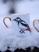 Pavāru mājas porcelāna krūze ar apzeltijumu - Dižraibais dzenis