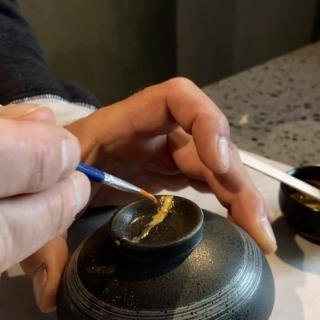 Atjaunojams, ne izmetams
Ciemojoties Pavāru mājā iespējams esi pamanījis kādu lina salveti, trauku vai citu elementu ar robiņu. Kāpēc tas te vēl atrodas?

Jo mums ir svarīgi meklēt, kā izmantot jau pieejamos resursus, nevis ražot pasaulē atkal jaunu un jaunu. 

Tieši tāpēc, ka trauks joprojām turpina (vai varētu turpināt) savu funkciju un īpaši tāpēc, ka respektējam amatnieka ieguldīto laiku un resursus, mēs uzskatām, ka tam jāprot ir atrast dzīve.

Šeit iedvesmojoties no japāņu trauku atjaunošanas tehnikas “kintsugi” piešķiram otro dzīvi traukam, kurā šobrīd pasniedzam Līgatnē audzēto Galoveja liellopu.

#pavarumaja #pavarumajaligatne #kintsugiart #gaujanationalpark