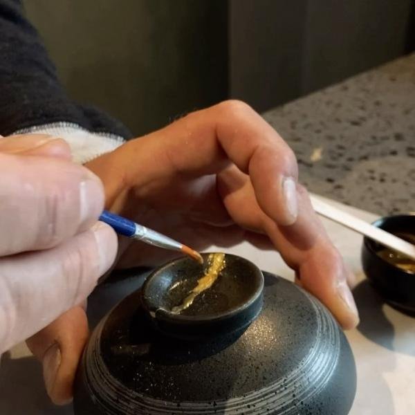 Atjaunojams, ne izmetams
Ciemojoties Pavāru mājā iespējams esi pamanījis kādu lina salveti, trauku vai citu elementu ar robiņu. Kāpēc tas te vēl atrodas?

Jo mums ir svarīgi meklēt, kā izmantot jau pieejamos resursus, nevis ražot pasaulē atkal jaunu un jaunu. 

Tieši tāpēc, ka trauks joprojām turpina (vai varētu turpināt) savu funkciju un īpaši tāpēc, ka respektējam amatnieka ieguldīto laiku un resursus, mēs uzskatām, ka tam jāprot ir atrast dzīve.

Šeit iedvesmojoties no japāņu trauku atjaunošanas tehnikas “kintsugi” piešķiram otro dzīvi traukam, kurā šobrīd pasniedzam Līgatnē audzēto Galoveja liellopu.

#pavarumaja #pavarumajaligatne #kintsugiart #gaujanationalpark